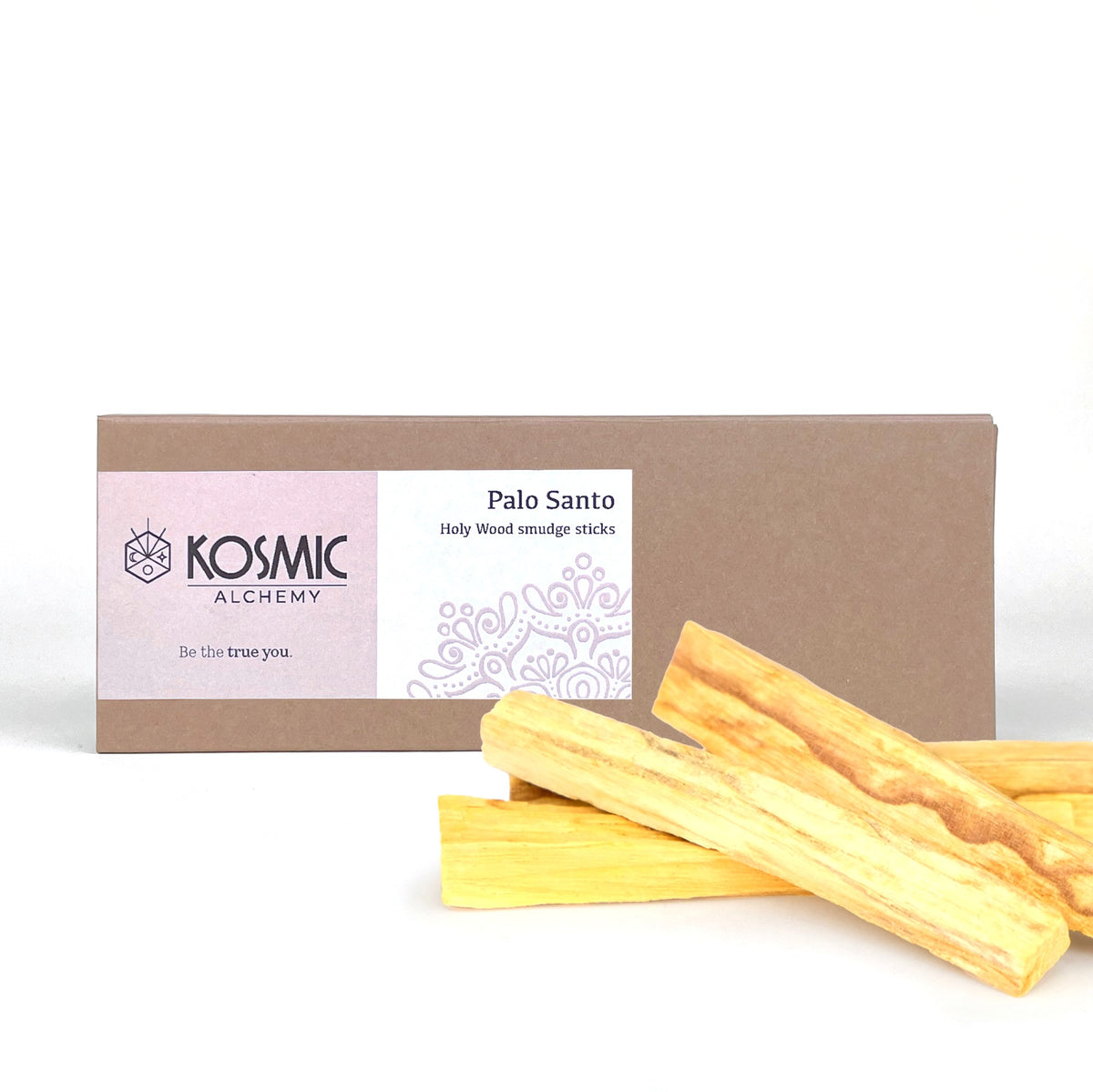 オーガニック パロサント - KOSMIC ALCHEMYのクラフト紙箱と、箱前に置かれたパロサントのスティックの数本