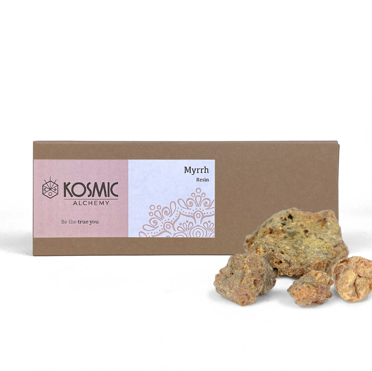 オーガニック ミルラ - ピンクレベルのKOSMIC ALCHEMYクラフト箱と、手前に盛られた天然ミルラ樹脂の塊