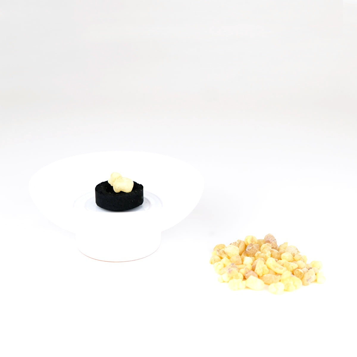 オーガニック フランキンセンス（20g） - 白陶器香炉とチャコールでレジンをおろす使用イメージ